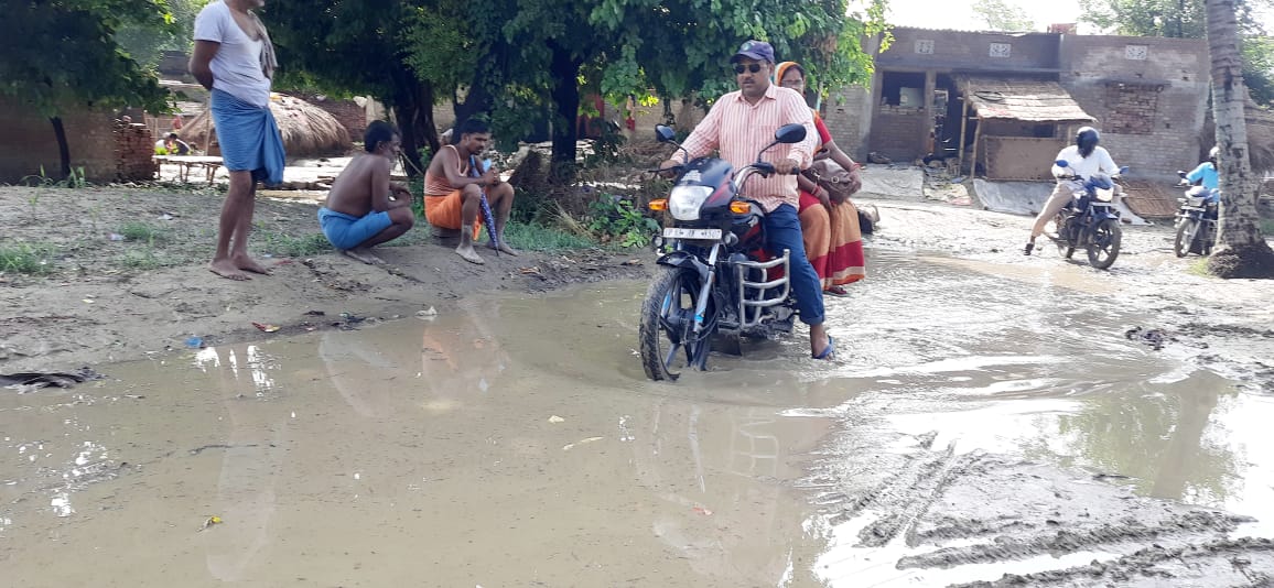 शिलान्यास के तीन वर्ष बाद भी नहीं बन सका हुलेसरा गांव का सड़क