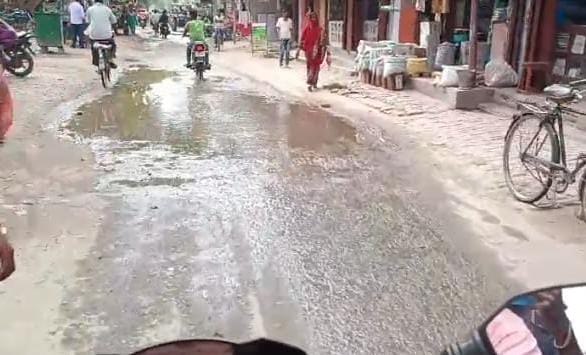 सावधान हो जाइए : सड़क पर बहाया नाले के पानी तो नगर पंचायत करेगा कारवाई