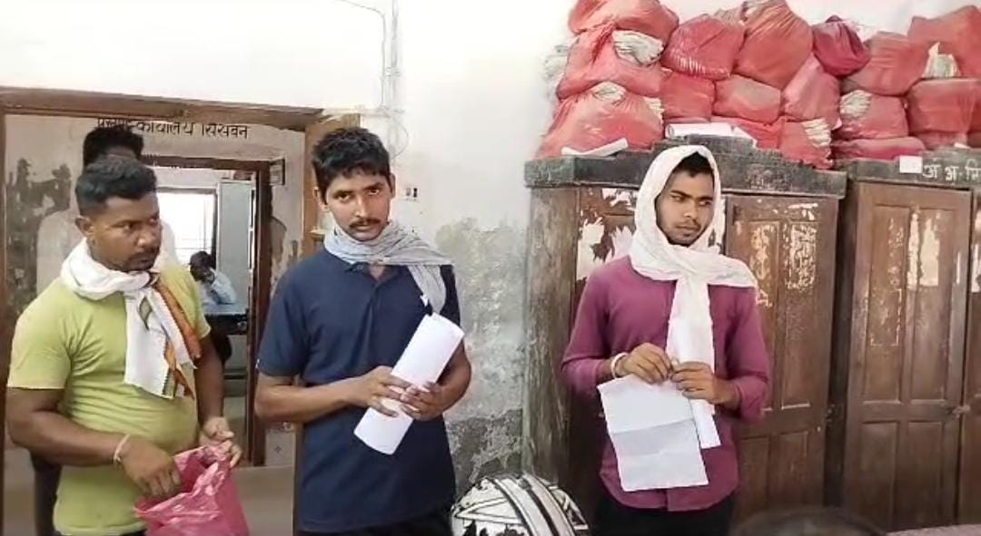 सिसवन की खबरें : जमीनी विवाह निपटारा करने को लेकर पांच लोगों ने दिया आवेदन