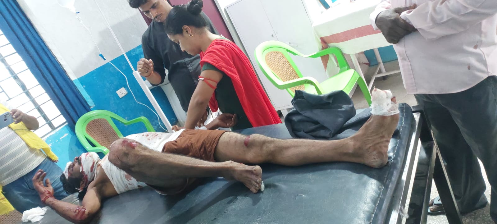 मशरक में सड़क दुर्घटना में बाइक सवार हुआ घायल