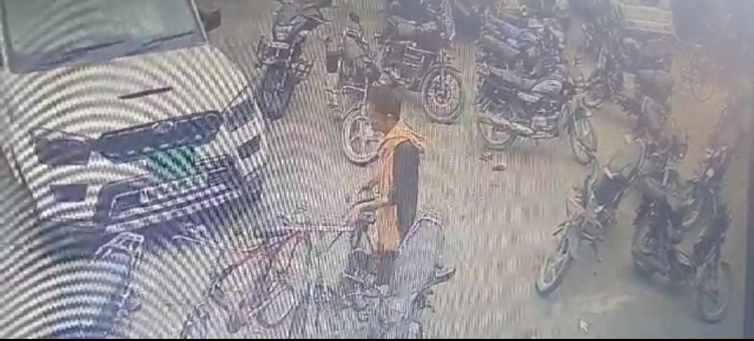 मशरक स्टेशन रोड से साइकिल चोरी की घटना सीसीटीवी कैमरे में हुई कैद