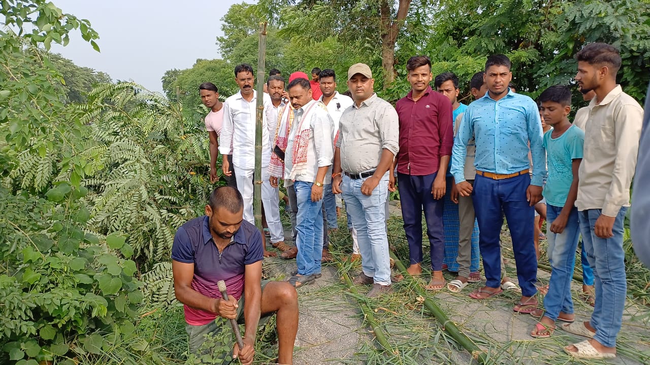 चंदा और श्रमदान से ग्रामीणों ने नहर सड़क पर लगाया सुरक्षा संकेत