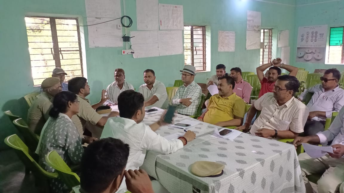 मशरक में वन विभाग ने आयोजित की पंचायत प्रतिनिधियों की बैठक, मुखिया मारेंगे नीलगाय और जंगली सुअर