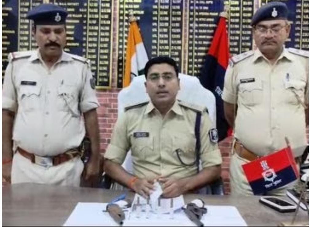 झोला में हथियार लेकर रात मे घूम रहे बदमश को पुलिस ने किया गिरफ्तार