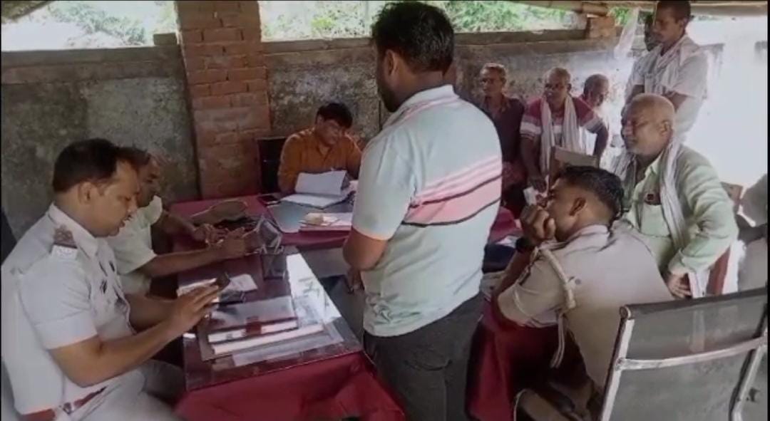 थाना परिसर में अंचलाधिकारी ने जनता दरबार लगा जमीनी विवाद का किया निपटारा