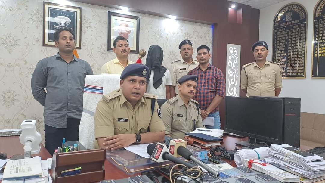 बांका पुलिस के हत्थे चढ़ा साइबर गिरोह का सदस्य, मास्टरमाइंड फरार, लैपटॉप और 145 एटीएम बरामद