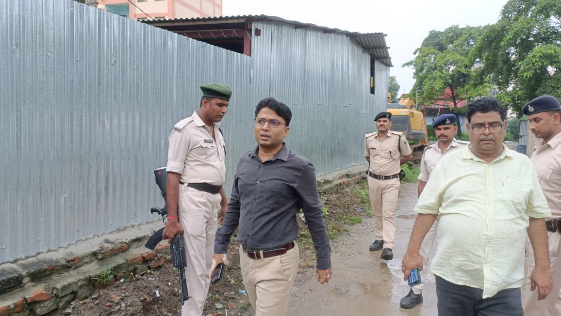 खनुआ नाला पर सभी तरह के अतिक्रमण एवं अवरोध को सात दिनों के अंदर हटाएं: डीएम