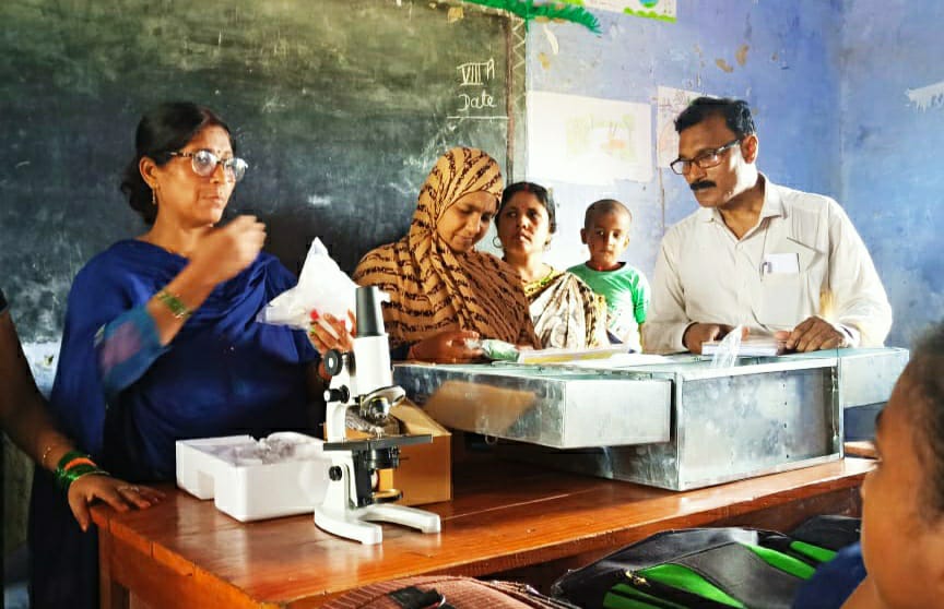 बड़हरिया के 50 मिडिल और अपग्रेड मिडिल स्कूलों में उपलब्ध कराये गये साइंस किट