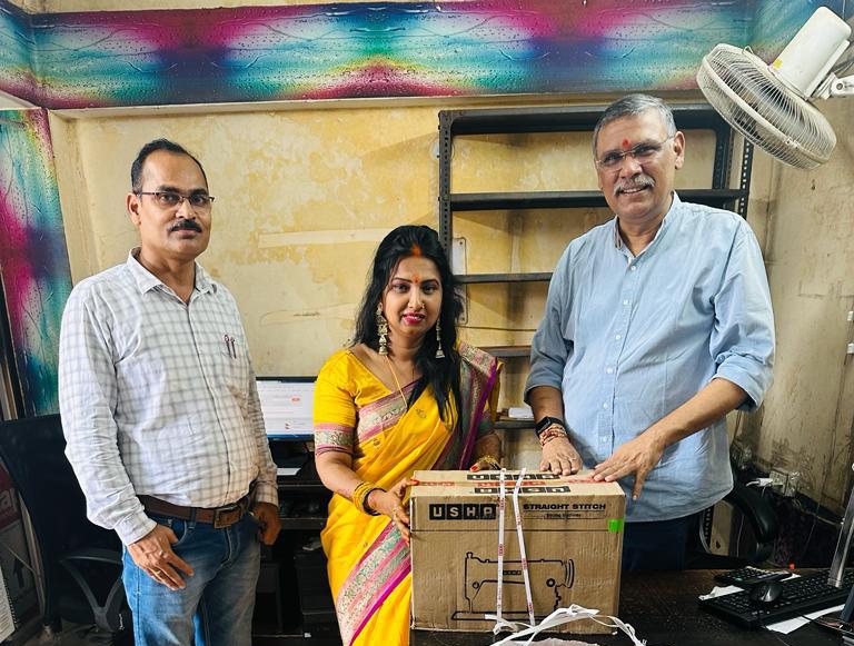 दीदीजी फाउंडेशन संस्कारशाला को गौरव राय ने दी सिलाई मशीन
