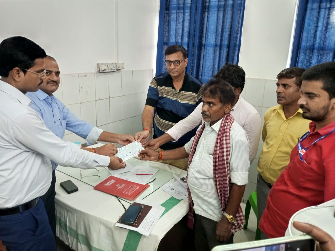 मशरक की खबरें : आशा की मौत पर आश्रित पति को सामुदायिक स्वास्थ्य केंद्र में सौंपा गया मुआवजा चेक