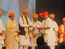 सारण निवासी डॉ अमरेन्द्र आर्य को उपराष्ट्रपति ने प्रदान की पीएचडी डिग्री.