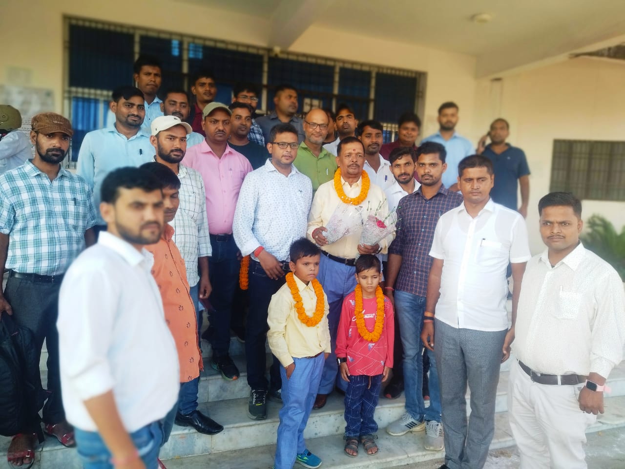 सेवानिवृत्त पंचायत सचिव हंस कुमार दुबे को दी गई भावभीनी विदाई