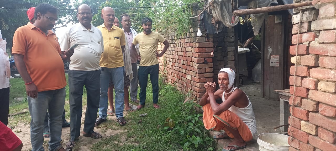 सोये हुए वृद्ध पर अपराधियो ने जानलेवा हमला कर किया घायल
