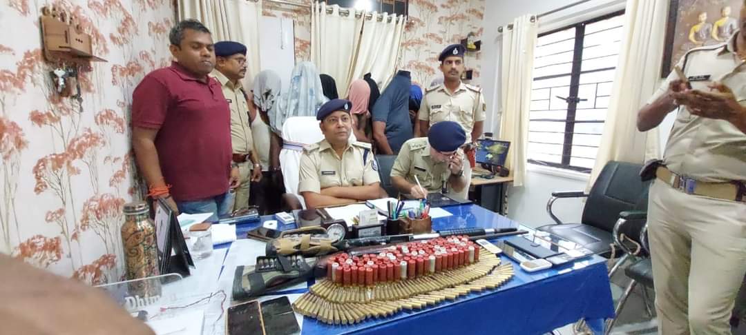पटना में पुलिस के हत्थे चढ़े 6 बालू माफिया, लूट के दौरान बरामद हुआ जखीरा