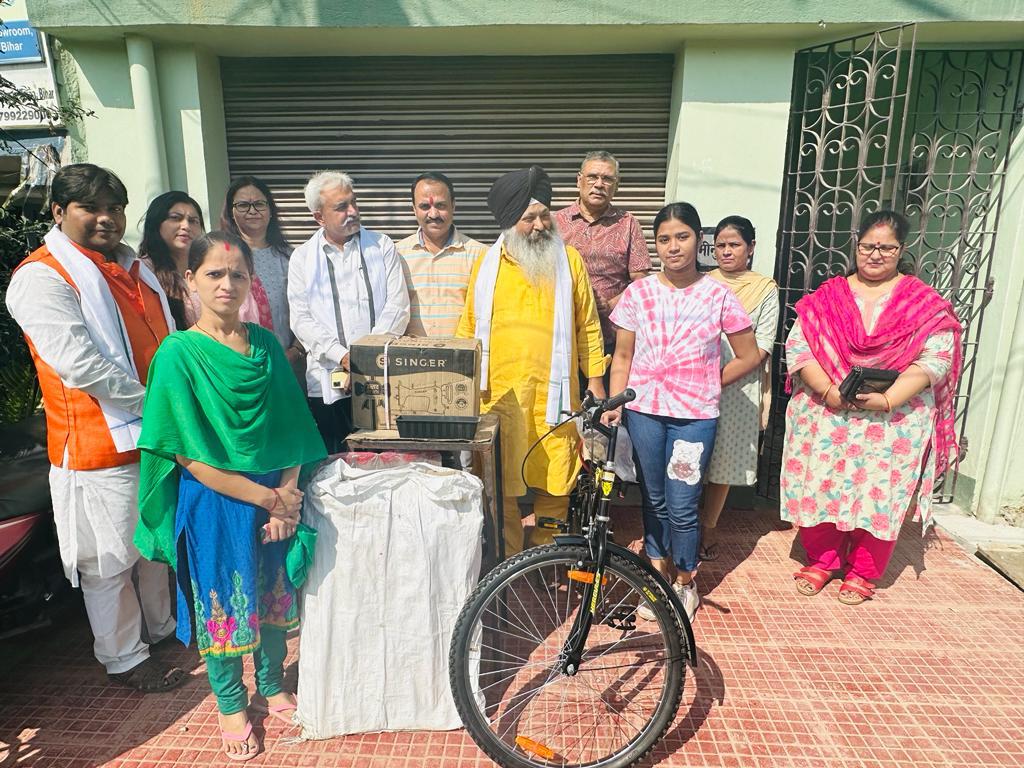 गौरव राय के सहयोग से अनामिका राज को साइकिल और सोनल देवी को एक सिलाई मशीन दिया गया