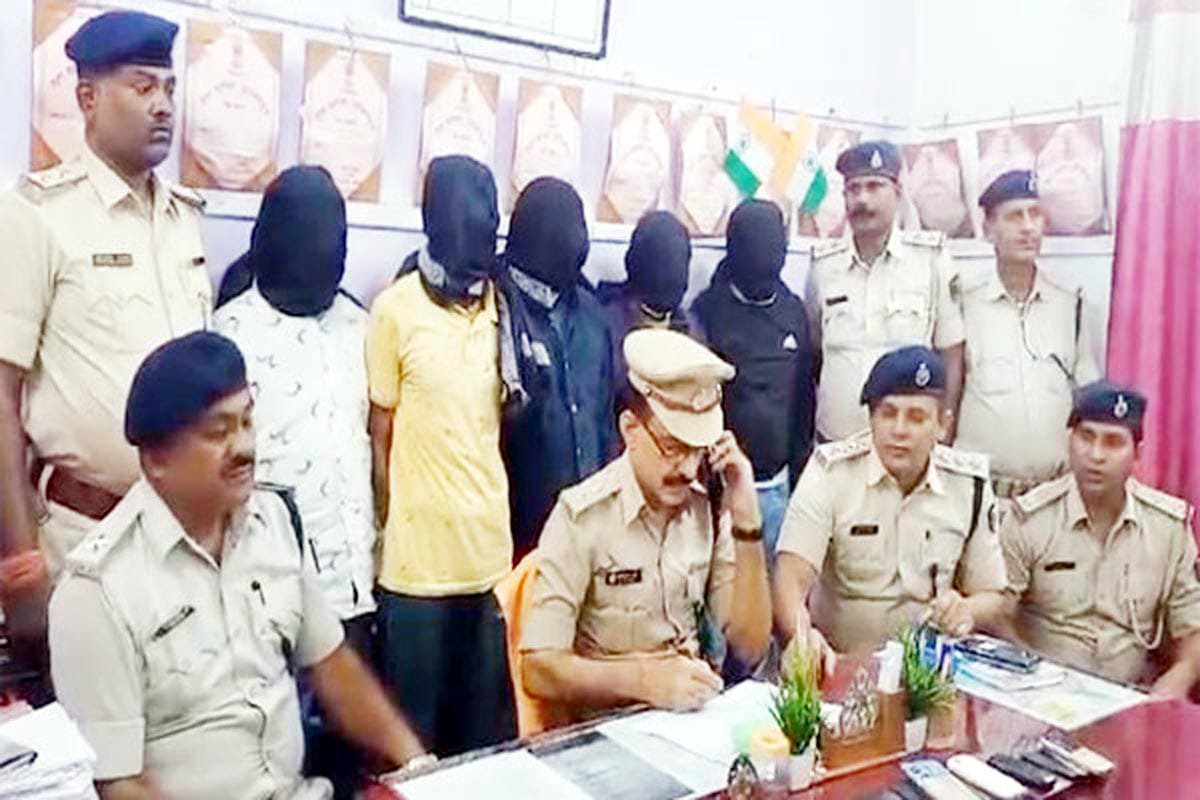 ट्रेन में यात्रियों का सामान उडाने वाले 5 गिरफ़्तार