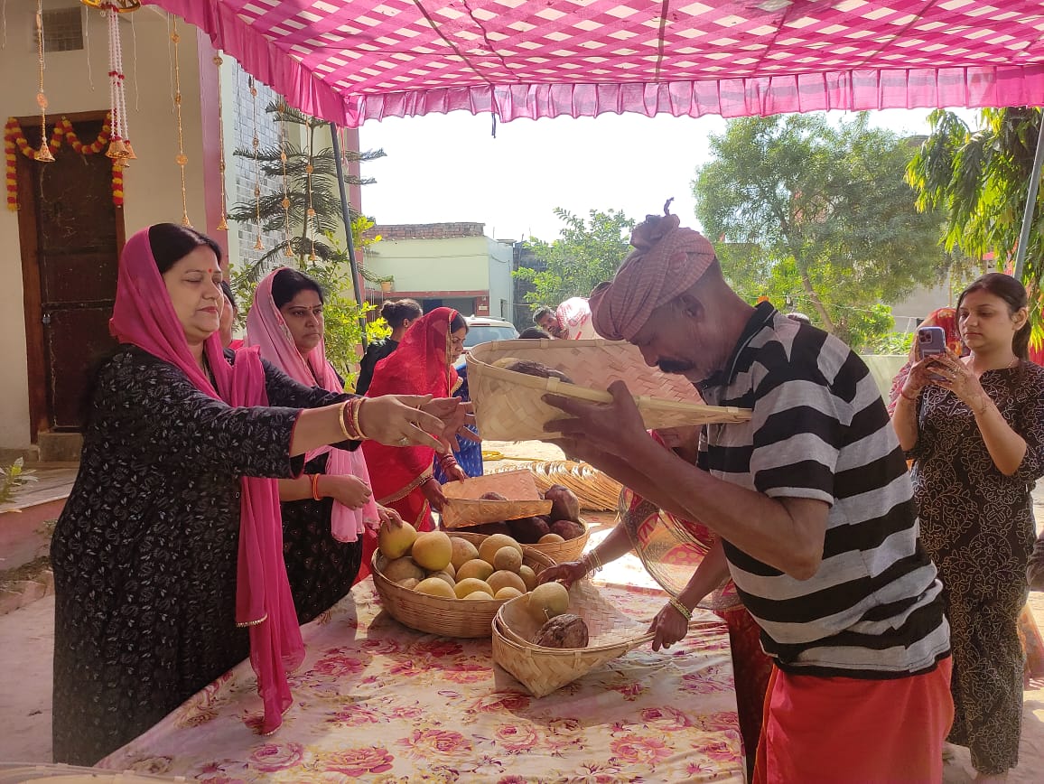 राजपुर में अनिल सिन्हा ने छठ व्रतियों के बीच किया पूजा सामग्री का वितरण