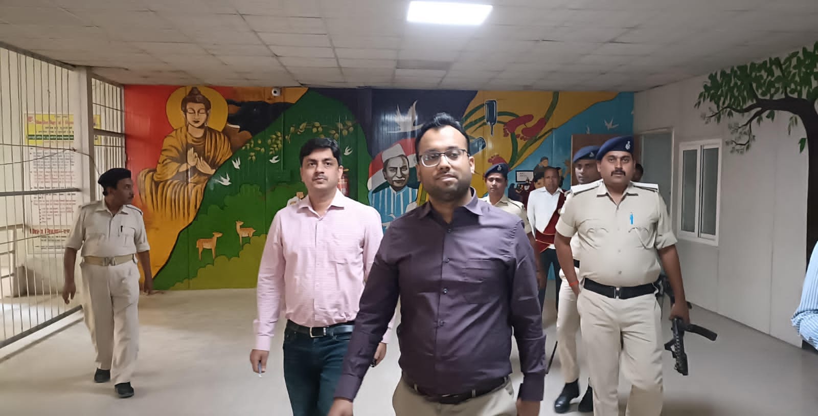 सीवान डीएम ने जिला निबंधन एवं परामर्श केंद्र का किया औचक निरीक्षण