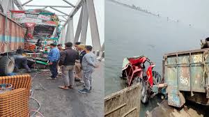 गांधी सेतु पर ड्राइवर को नींद आने से 2 ट्रकों की टक्कर