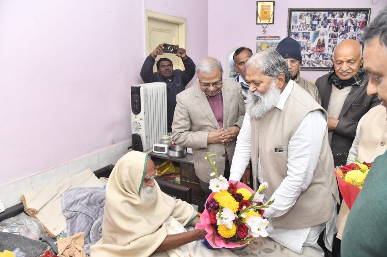 गृह मंत्री अनिल विज ने त्यागमूर्ति स्वामी चिंरजीपुरी जी महाराज से लिया आशीर्वाद