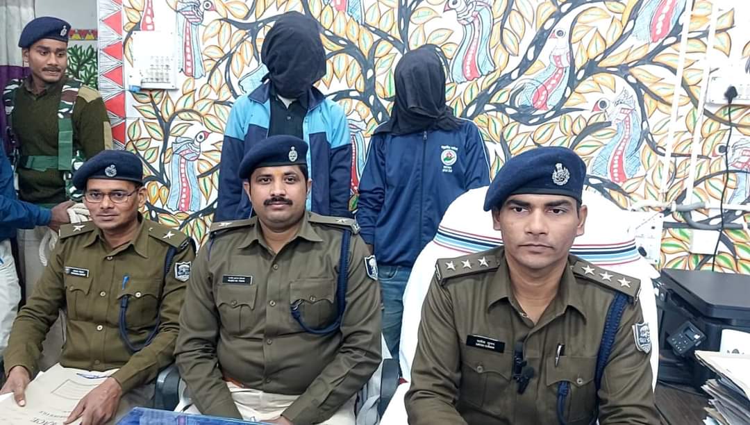जमुई में कट्टा के साथ दो अपराधी गिरफ्तार, लूट की बाइक और मोबाइल बरामद