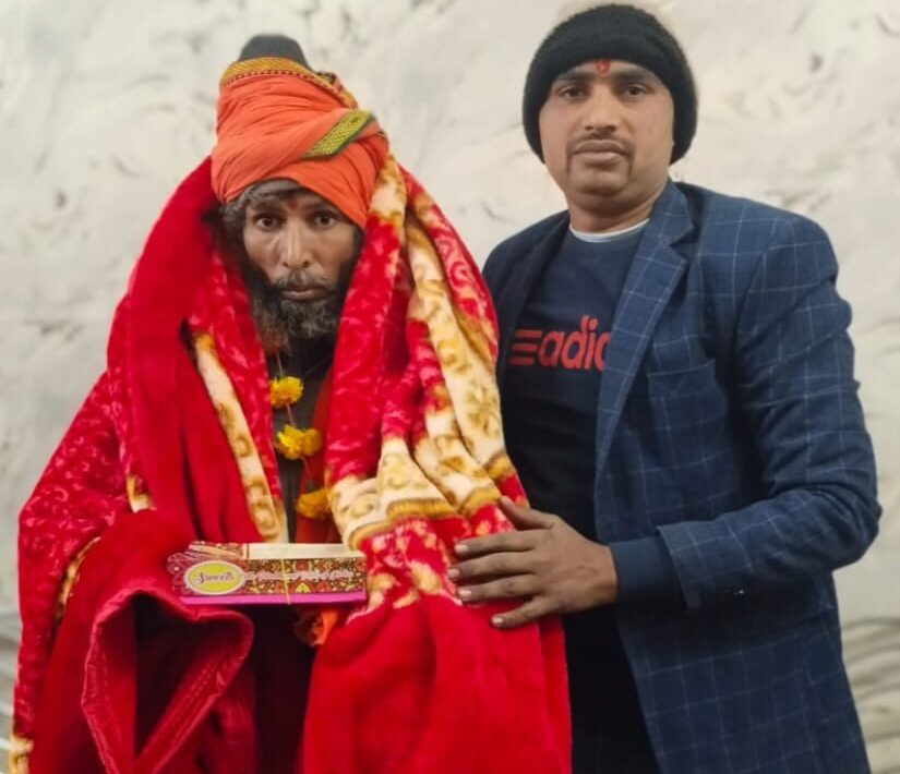 श्रीनारद मीडिया ने कड़ाके ठंड को लकर जरूरतमंदों में बांटा कंबल
