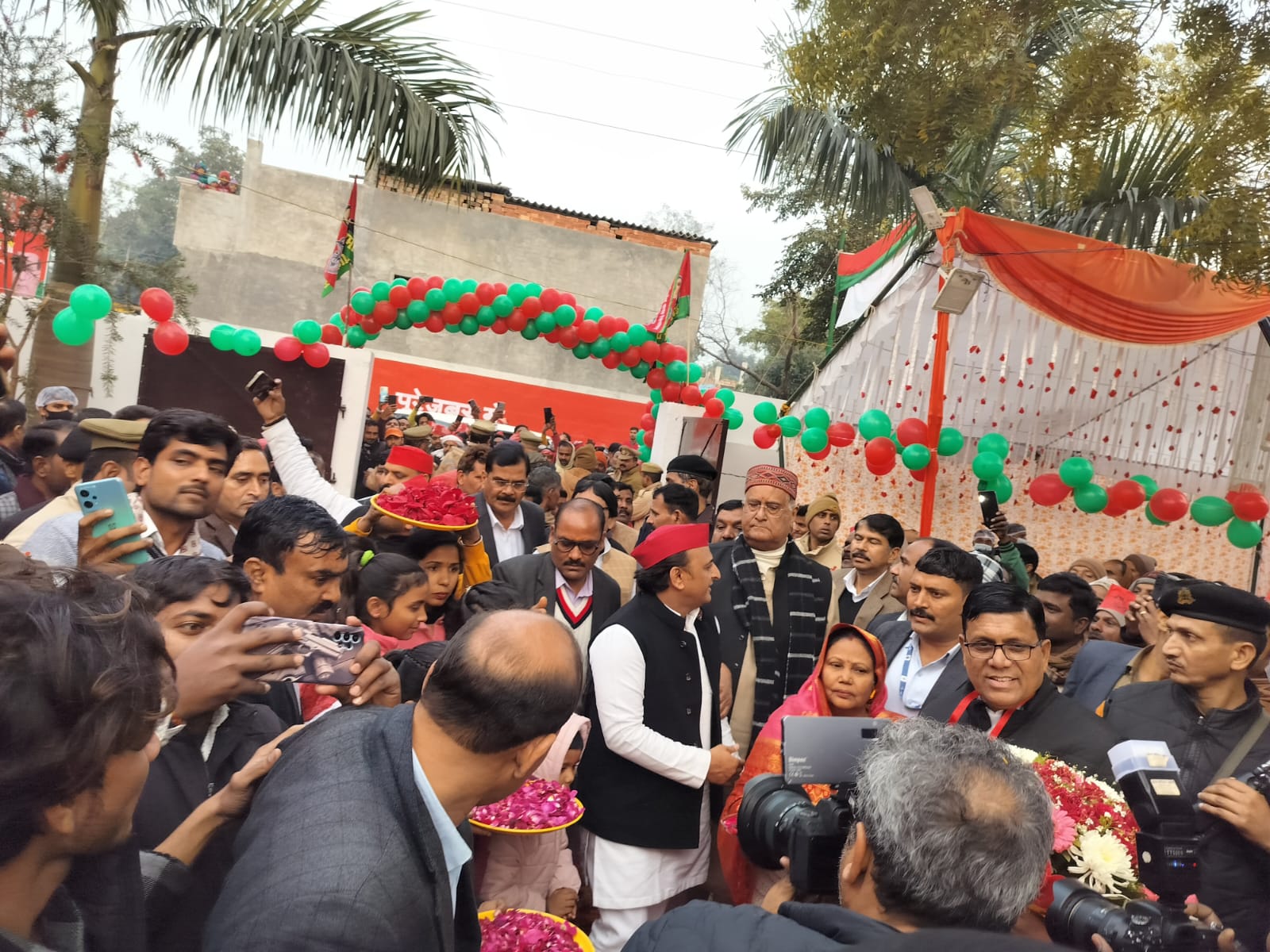 अखिलेश यादव ने लल्लन वर्मा के घर किया भोजन