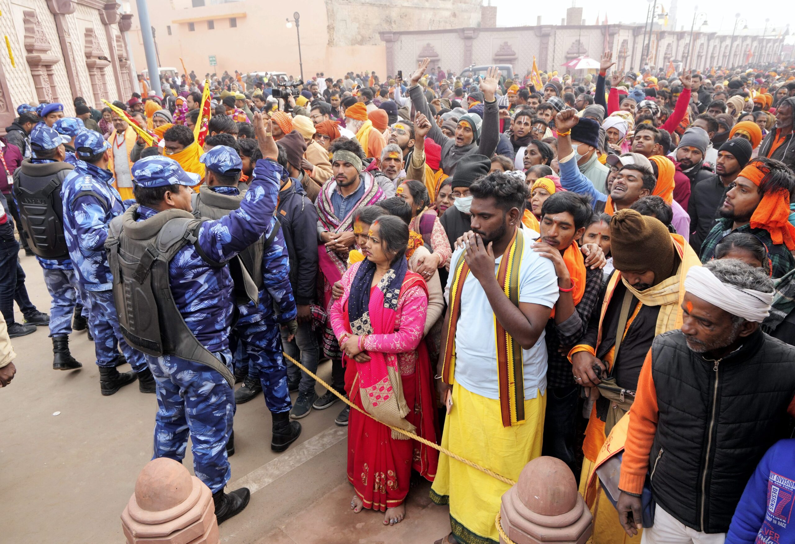 अयोध्या में रामलला के दर्शन के लिए दूसरे दिन भी भारी भीड़, प्रशासन ने श्रद्धालुओं से की ये अपील