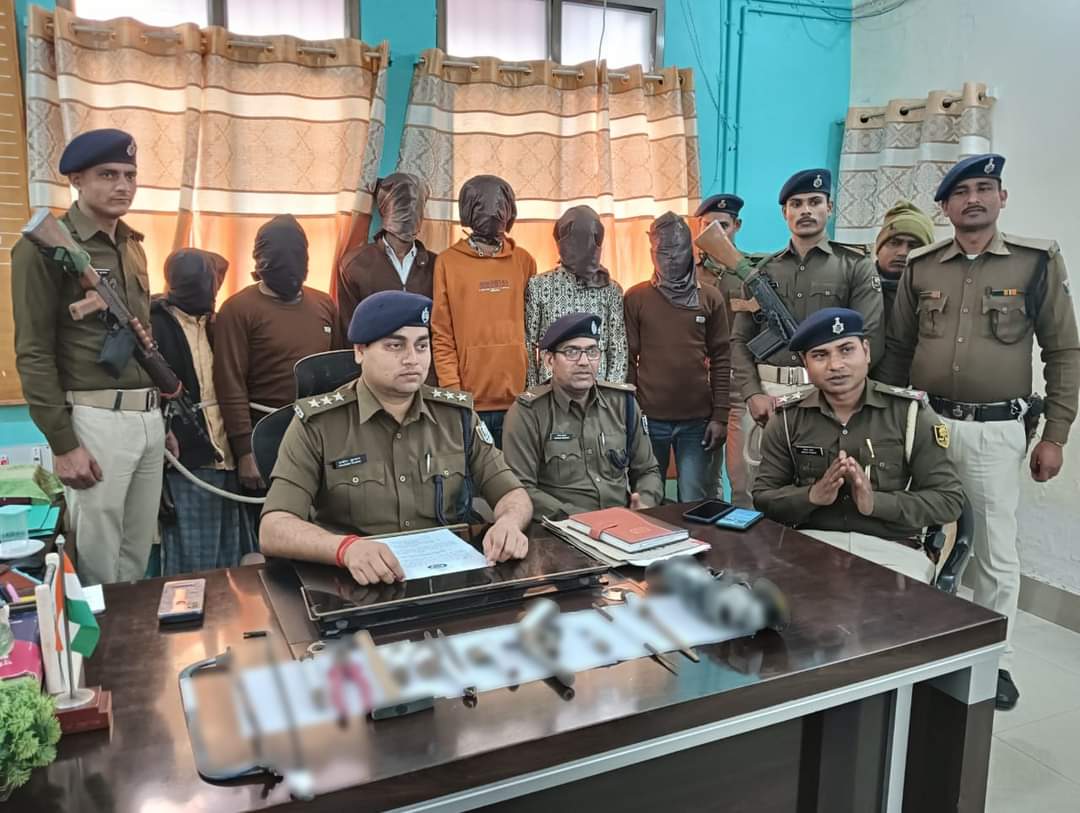 मिनी गन फैक्ट्री एवं अवैध गांजा की खेप का पुलिस ने किया खुलासा, डकैती में शामिल चार आरोपी भी गिरफ्तार