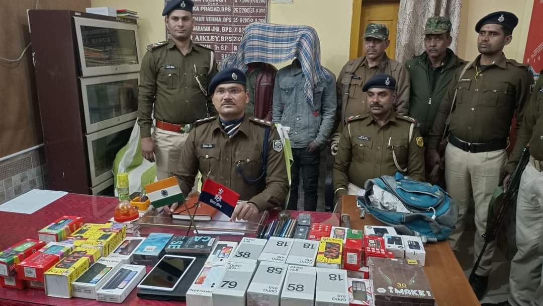 दो सेंधमार गिरफ्तार, चोरी की गई 36 मोबाईल और मोटरसाइकिल बरामद