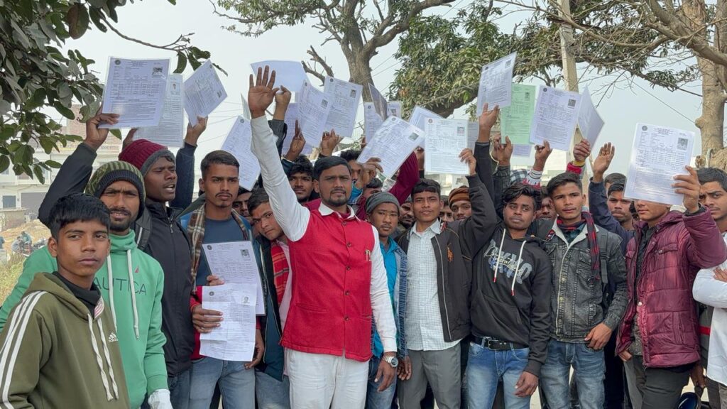 छपरा में सैकड़ों परीक्षार्थी परीक्षा से हुए वंचित, पुलिस ने किया लाठीचार्ज