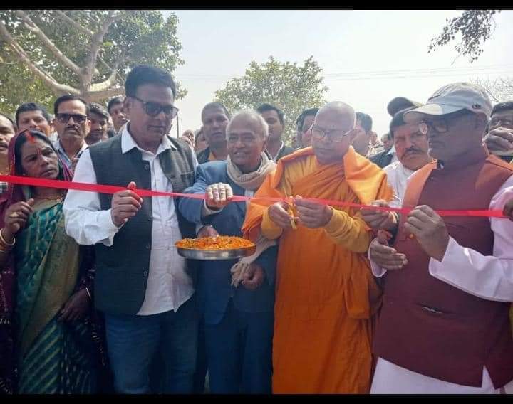 रघुनाथपुर : दिवंगत डीलर के दूसरी पुण्यतिथि पर स्मृति द्वार का हुआ उद्घाटन