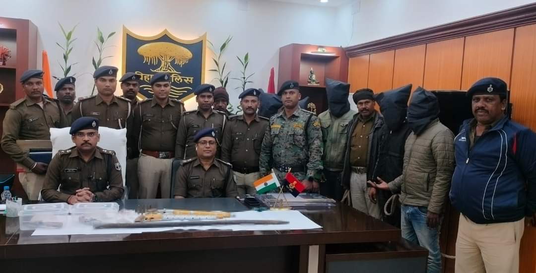कटिहार पुलिस ने चोरी के समान एवं हथियार के साथ पांच अपराधी को किया गिरफ्तार