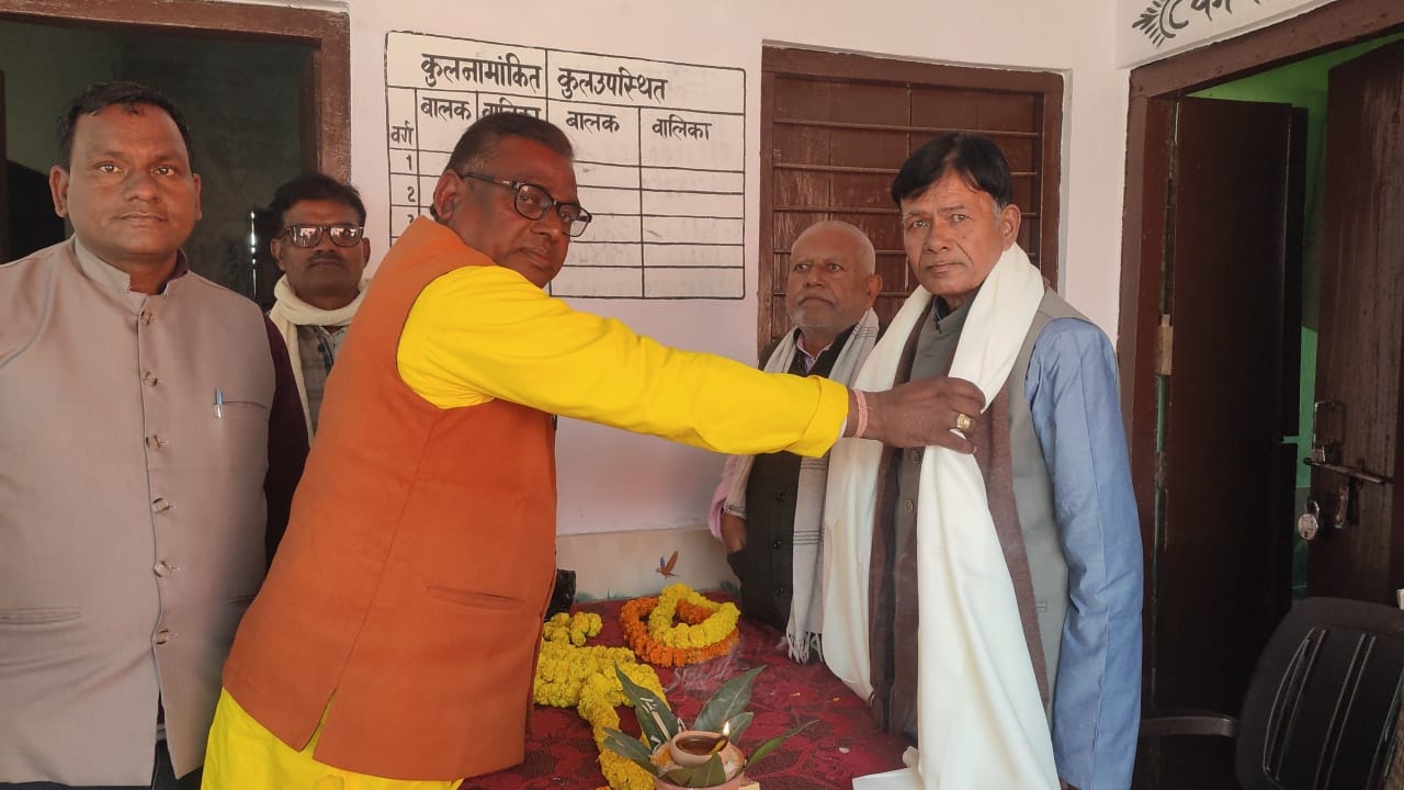 प्रधानाध्यापक को समारोहपूर्वक दी गई भावपूर्ण विदाई