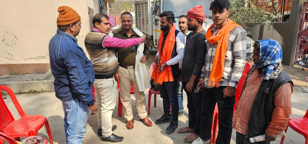 बजरंगदल के कार्यकर्ताओं ने थानाध्यक्ष को किया सम्मानित