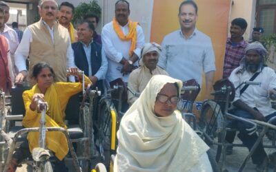 सांसद रूढ़ी के निर्देश पर दिव्यांगों के बीच ट्राई साईकिल वितरित