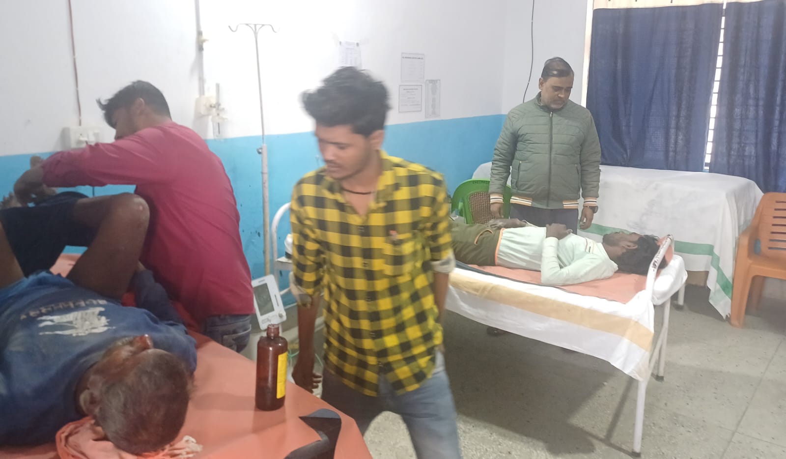 मशरक की खबरें : कार बाइक की टक्कर में दो घायल