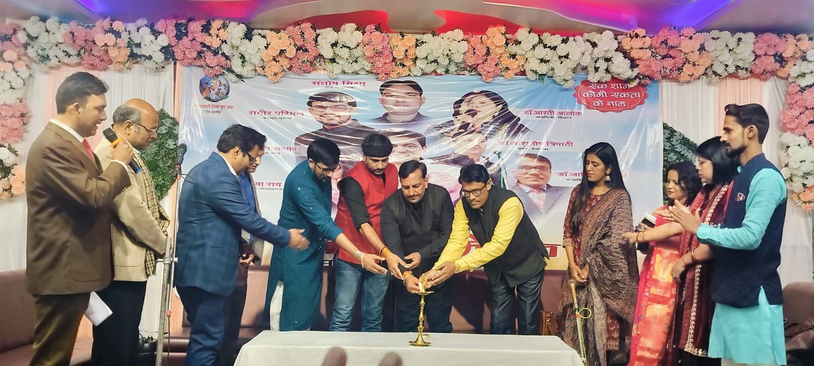 नीलोत्पल मृणाल के तरानों पर झूम उठा सीवान