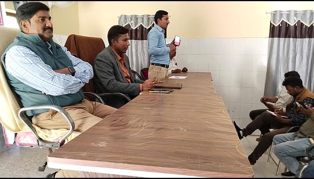 सिसवन की खबरें : आयुष्मान कार्ड बनाने को लेकर रोजगार सेवकों की बैठक