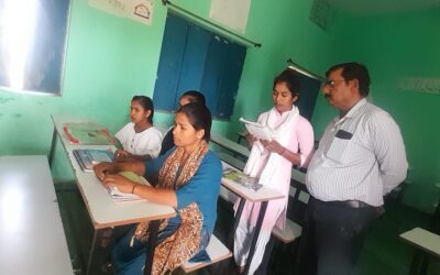 विद्यालय का निरीक्षण करने पहुंचे असिस्टेंट डायरेक्टर ने शिक्षक बनकर बच्चों को पढ़ाया