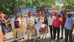 गधे पर सवार होकर नामांकन करने पहुंचे सत्येन्द्र बैठा
