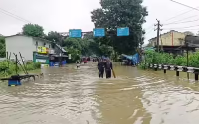 गुजरात में भारी बारिश के बाद बाढ़ से हाहाकार