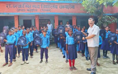 चक पड़रौना में वितरित किया गया शिक्षण किट,खुश नजर आये बच्चे