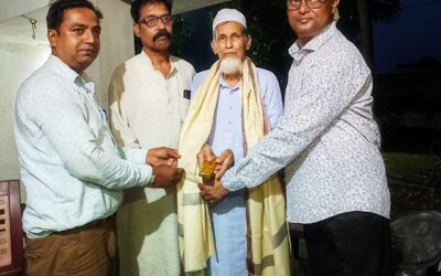 समाजसेवी ने पूर्व हेडमास्टर के पहुंच किया हेडमास्टर को सम्मानित