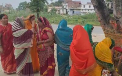 रघुनाथपुर : सुहागिन महिलाओं ने पीपल के पेड़ में धागे लपेटकर मनाया सोमवती अमावस्या व्रत