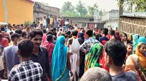 वैशाली में पुलिस रेड में ग्रामीण की मौत, भीड़ के हमले में कॉन्स्टेबल घायल, लाठीचार्ज