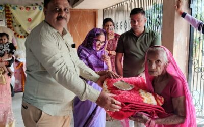 पिता के पुण्य तिथि पर दर्जनों नि:शक्त एवं असहायों के बीच कम्बल वितरित
