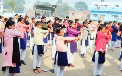 कुड़वां की बच्चियों को दिया जा रहा है कराटे का प्रशिक्षण
