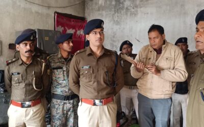 सारण की खबरें : सोनपुर के वृंदावन में हुई डकैती की घटना का पुलिस अधीक्षक ने किया निरीक्षण