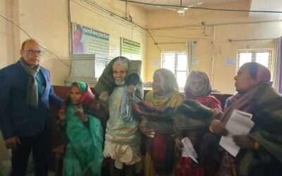 सिधवलिया की खबरें : बीडीओ ने जरूरतमंदों के बीच कंबल बांटा